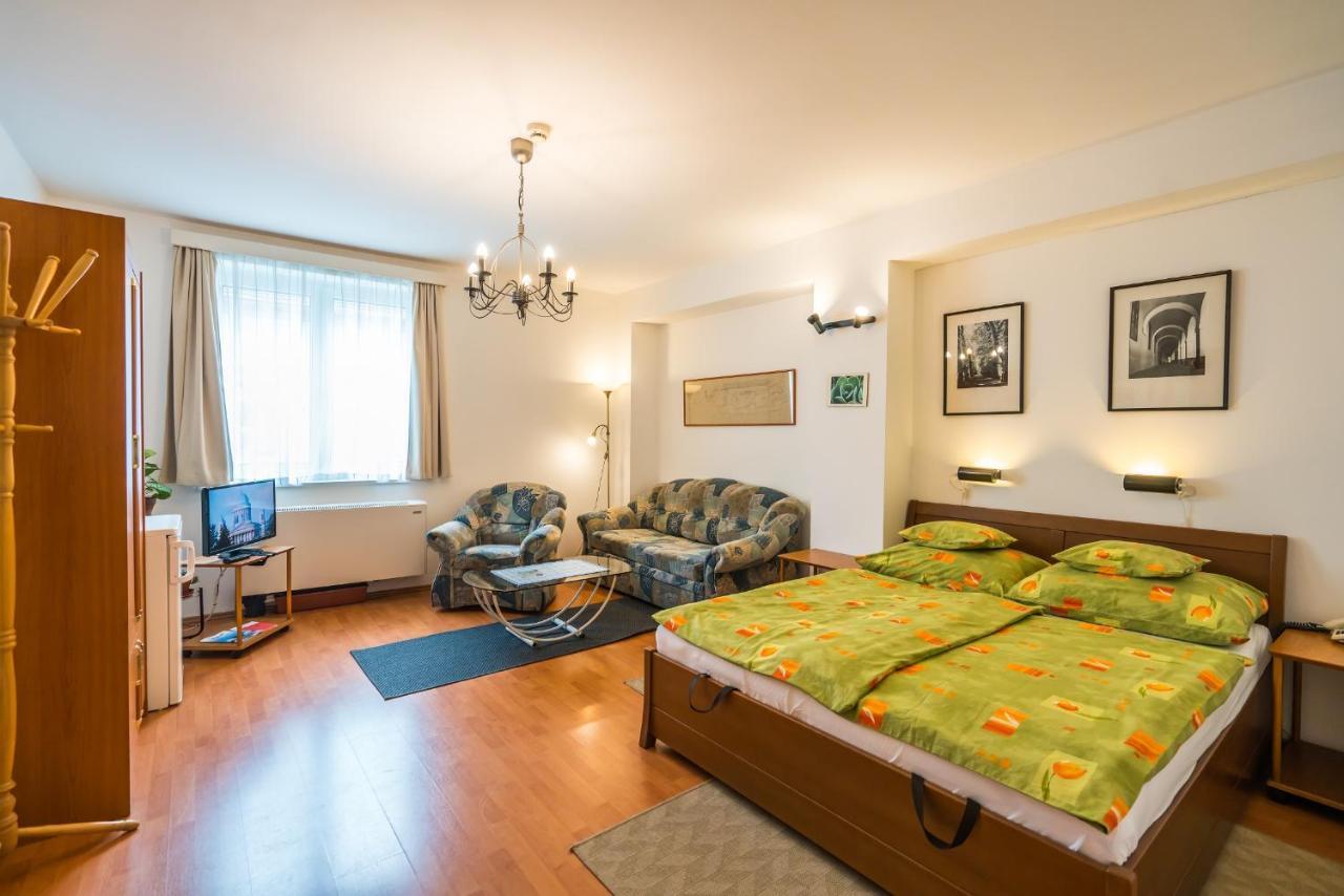 Bed and Breakfast Szent Kristof Panzio Эстергом Экстерьер фото