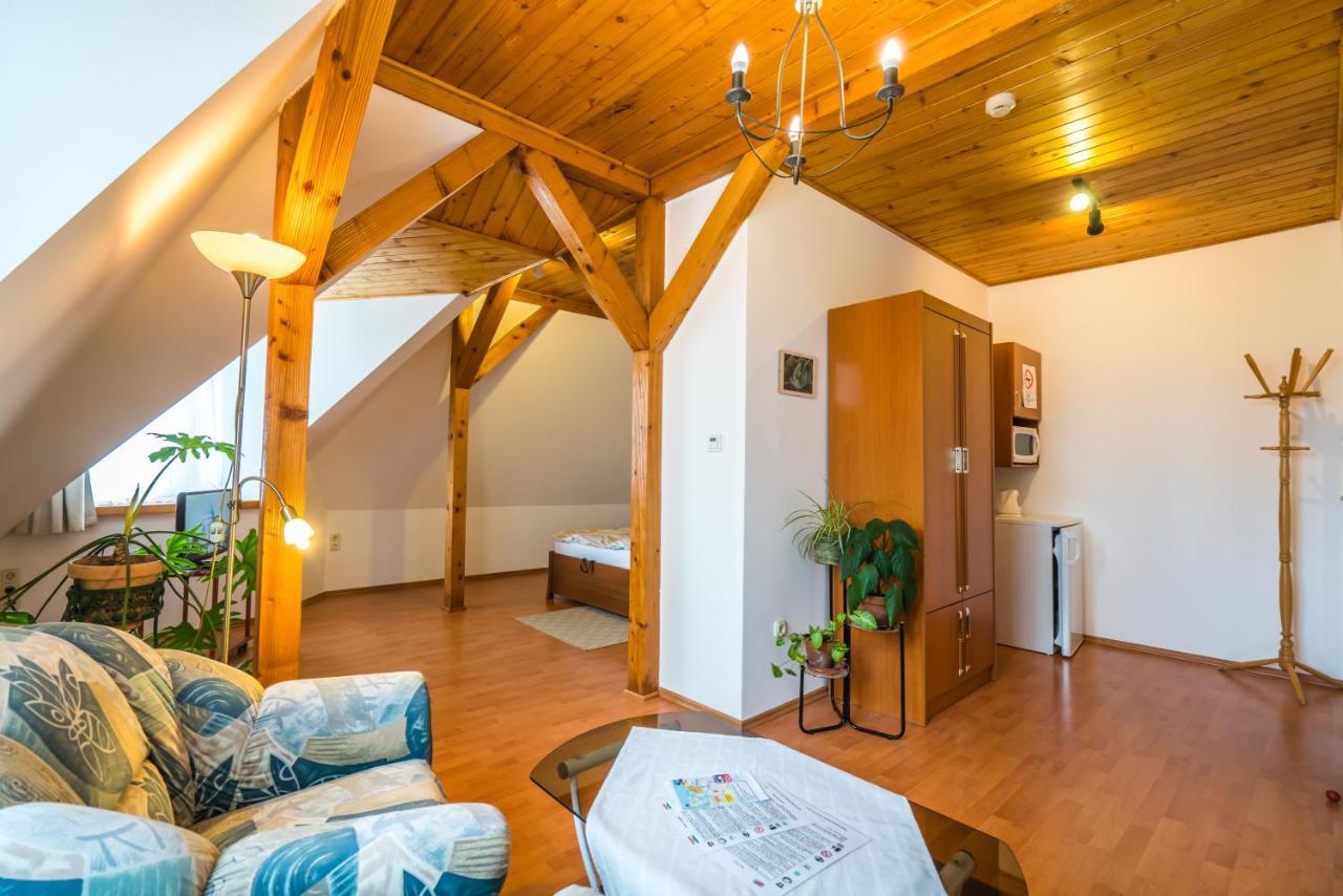 Bed and Breakfast Szent Kristof Panzio Эстергом Экстерьер фото